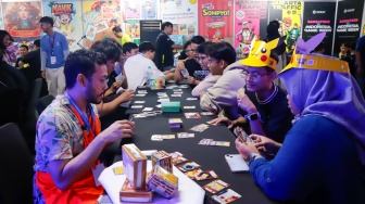 Pengunjung bermain Trading Card Game (TCG) dalam pameran Indonesia Game Week 2025 di Blok M Hub, Jakarta, Sabtu (9/8/2025). [Suara.com/Alfian Winanto]