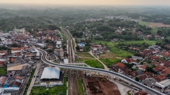 Foto udara pembangunan jalan layang di Tenjo, Kabupaten Tangerang, Banten, Jumat (8/8/2025). [ANTARA FOTO/Galih Pradipta/nz]