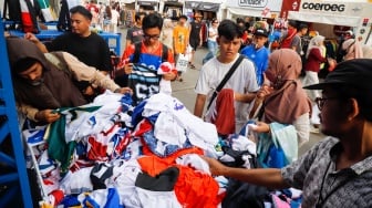 Pembeli memillih busana yang dijual dalam pameran JakCloth Summerfest 2025 di Blok M Hub, Jakarta, Sabtu (9/8/2025). [Suara.com/Alfian Winanto]
