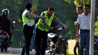 Apa Hukum Uang Damai saat Polisi Razia di Jalan Raya? Ini Sanksinya Menurut Islam