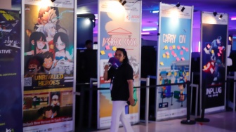 Pengunjung melihat pameran Indonesia Game Week 2025 di Blok M Hub, Jakarta, Sabtu (9/8/2025). [Suara.com/Alfian Winanto]