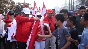 Ribuan Bendera Merah Putih Dibagikan Gratis di Depok