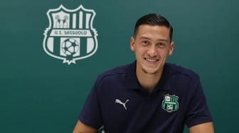 Senyum Manis Jay Idzes Tanda Tangan Kontrak dengan Sassuolo