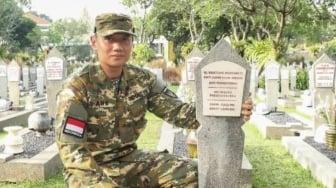 Usai Viral Tak Disalami Gibran, AHY Ziarah ke Makam Ani Yudhoyono di Hari Ultah, Cari Ketenangan?