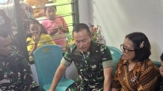 Anak Tewas Disiksa Senior, Ibu Prada Lucky Sujud ke Pangdam Udayana: Tolong Jangan Ada Fitnah Lagi!