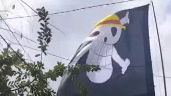 Ada Lawan? Kampung Ini Nekat Kibarkan Bendera One Piece Raksasa