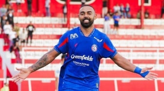 Singgasana Sementara! Arema FC Geser Persija Usai Libas PSBS Biak