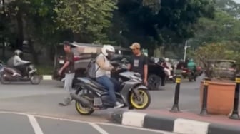 Sudah Sering Dirazia, Pak Ogah Dekat Gedung DPR Tak Kapok Buka Jasa 'Tol Trotoar'