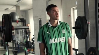 Jay Idzes Pakai Jam Tangan Rolex dari Prabowo saat Teken Kontrak Sassuolo