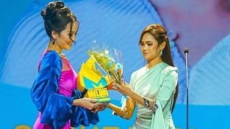 Canggung, Bella Astillah Terpaksa Bertemu dengan Selingkuhan Mantan Suami di Panggung