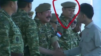 Viral Gibran Tak Salami AHY Saat Upacara Militer Bareng Prabowo, Bahlil hingga Zulhas Dicueki Juga!