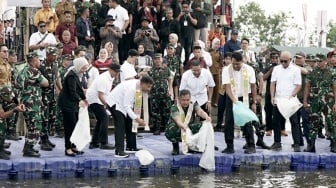 Gerakkan Ekonomi Lokal, Mandiri Sahabat Desa Gelar Aksi Bersih Waduk di Jabar