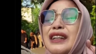 Sampai Nangis Kejer, Emak-emak Tak Rela Jokowi Dituduh Ijazah Palsu: Orang Baik Kok Digituin!