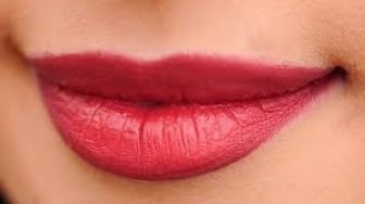 4 Cara Pilih Warna Lipstik Sesuai Warna Kulit, Dijamin Makin Cantik!