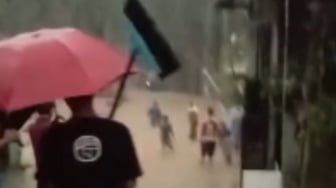Detik-Detik Mencekam! Air Bah Kepung Rumah Pasha Ungu, Video Solidaritas Warga Viral