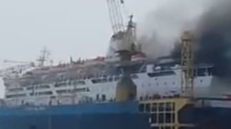 Kapal Pelni KM Dorolonda Terbakar Saat Perawatan, Apa Penyebabnya?