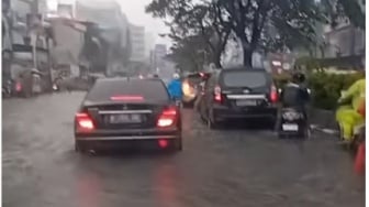 Banjir Kepung Depok, Jalan Margonda dan Jalan Sentosa Terendam, Lalu Lintas Lumpuh