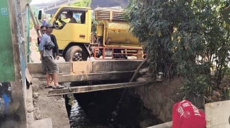Kepergok! Truk Tinja Buang Limbah ke Got di Jatinegara, Satu Truk Langsung Diamankan