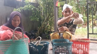 Kisah Pemuda 21 Tahun yang Tak Gengsi Berjualan Sayur Demi Keluarga