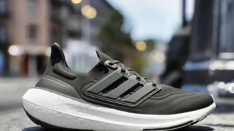 Bye Kaki Pegal! Ini 3 Jagoan Adidas Paling Empuk untuk Jalan Seharian