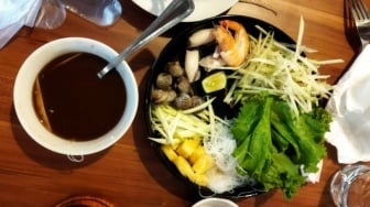 Segar, Menyantap Somtam Thailand Kuah Asam di Raules Cafe & Resto