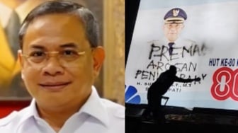 Pati Kian Membara! Viral Bupati Sadewo jadi Sasaran Vandalisme: PREMAN, AROGAN, PENIPU RAKYAT!