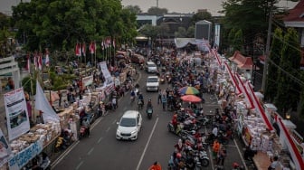 Ratusan Warga Kepung Kantor Bupati Pati, Spanduk Raksasa 'Pecat Sudewo' Terbentang