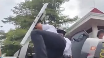 Dilempar Sandal di Demo Rakyatnya, Bupati Pati Tolak Mundur: Saya Mohon Maaf