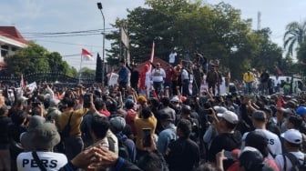 Viral Aksi Emak-emak Pati Buatkan Bekal untuk Massa Demo Tuntut Pemakzulan Bupati Pati