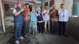 Gubernur Khofifah Anjangsana ke Janda Perintis Kemerdekaan RI di Surabaya dan Berikan Tali Asih