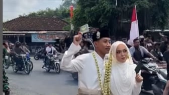 Bukan di Studio, Pengantin Ini Jadikan Lautan Demo Pati Latar Foto Nikah Mereka?