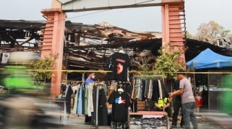 Para Pedagang Kembali Berjualan di Reruntuhan Pasar Taman Puring