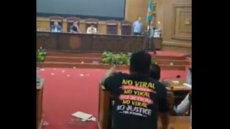 Detik-detik Sidang Paripurna DPRD Pati Dikuasai Pendemo: Seruan Lengserkan Bupati Sudewo Menggema!