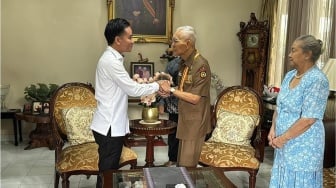 Mendadak Gibran Sowan hingga Cium Tangan Try Sutrisno, Ada Apa?