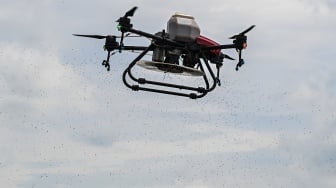 Sebuah drone menebarkan benih padi saat tanam perdana di lokasi cetak sawah rakyat (CSR) di kawasan Bati-Bati, Tanah Laut, Kalimantan Selatan, Selasa (12/8/2025). [ANTARA FOTO/Hafidz Mubarak A/YU]