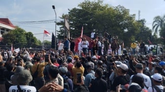 Demo di Pati Berujung Ricuh: Polisi Tembakan Gas Air Mata, Suara Ledakan Terdengar dari Rumah Warga