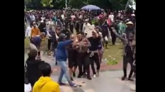 Detik-detik Kapolsek Pati Kota Dikeroyok Massa, Kepala Bocor Dihantam Benda Tumpul saat Demo Ricuh