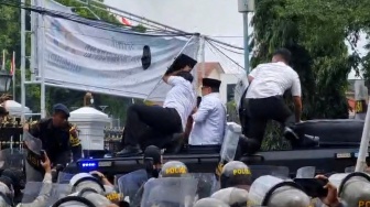 Pakai Peci dan Berkacamata Hitam, Bupati Sudewo 'Cuma Kuat' Nongol 15 Detik di Atas Rantis