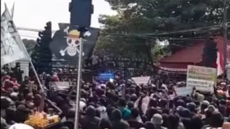 'Bupati Arogan, Turun!' Ribuan Warga Pati Berunjuk Rasa, Bendera One Piece Jadi Simbol Perlawanan