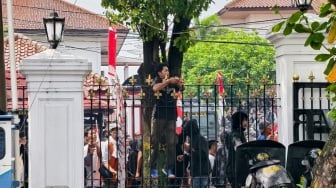 Demo di Pati Memanas: Diduga Disusupi Anarko, Peserta Aksi Mulai Melempari Petugas