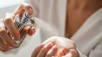 Bagaimana Cara Pakai Parfum yang Benar agar Wanginya Tahan Lama? Lakukan 6 Tips Ini