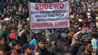 Demo Pati Ricuh! Lemparan Plastik Isi Air Mineral Dibalas Gas Air Mata