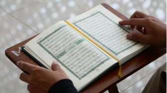 Arti Mimpi Dikasih Al-Quran oleh Seseorang, Pertanda Baik atau Buruk?