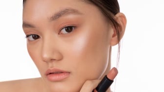 5 Rekomendasi Lipstik Glossy Waterproof Terbaik, Kilau Tahan Lama!