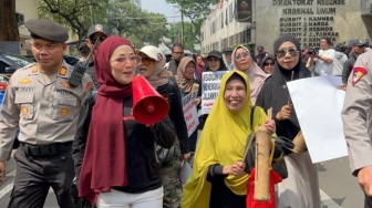 Puluhan Emak-emak 'Kepung' Polda Metro, Dukung Abraham Samad Lawan Kasus Ijazah Jokowi!