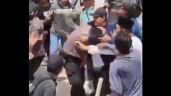 Viral Diamuk Massa saat Demo Pati Ricuh, Detik-detik Polisi Dihujani Pukulan-Tendangan Pendemo