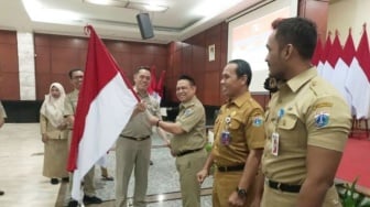 HUT Ke-80 RI: Jakarta Timur Bagikan Bendera Dan Lomba Penataan Jalur Protokol