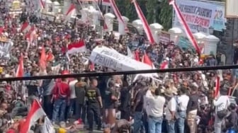 Demo di Pati Memanas, Massa Kibarkan Bendera One Piece hingga Bawa Keranda Mayat