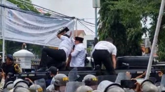 Apesnya Bupati Sudewo, Baru Baca Bismillah Langsung Dilempari Sendal Saat Temui Pendemo
