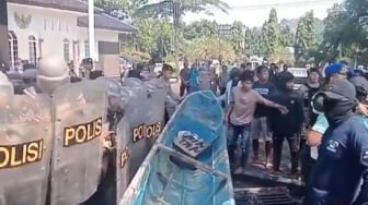 Demo Membara Tuntut Bupati Sudewo Mundur: Rakyat Pati Murka Jebol Pagar DPRD Pakai Perahu!